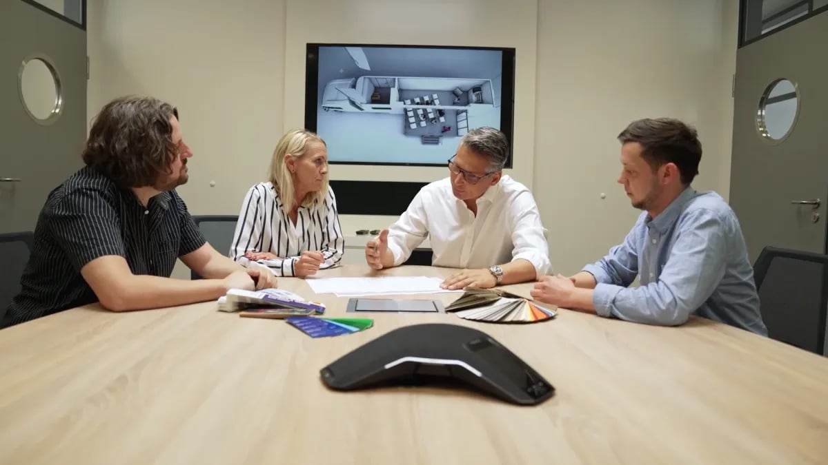 Besprechung im MOST-Büro mit Skizzen auf dem Tisch
