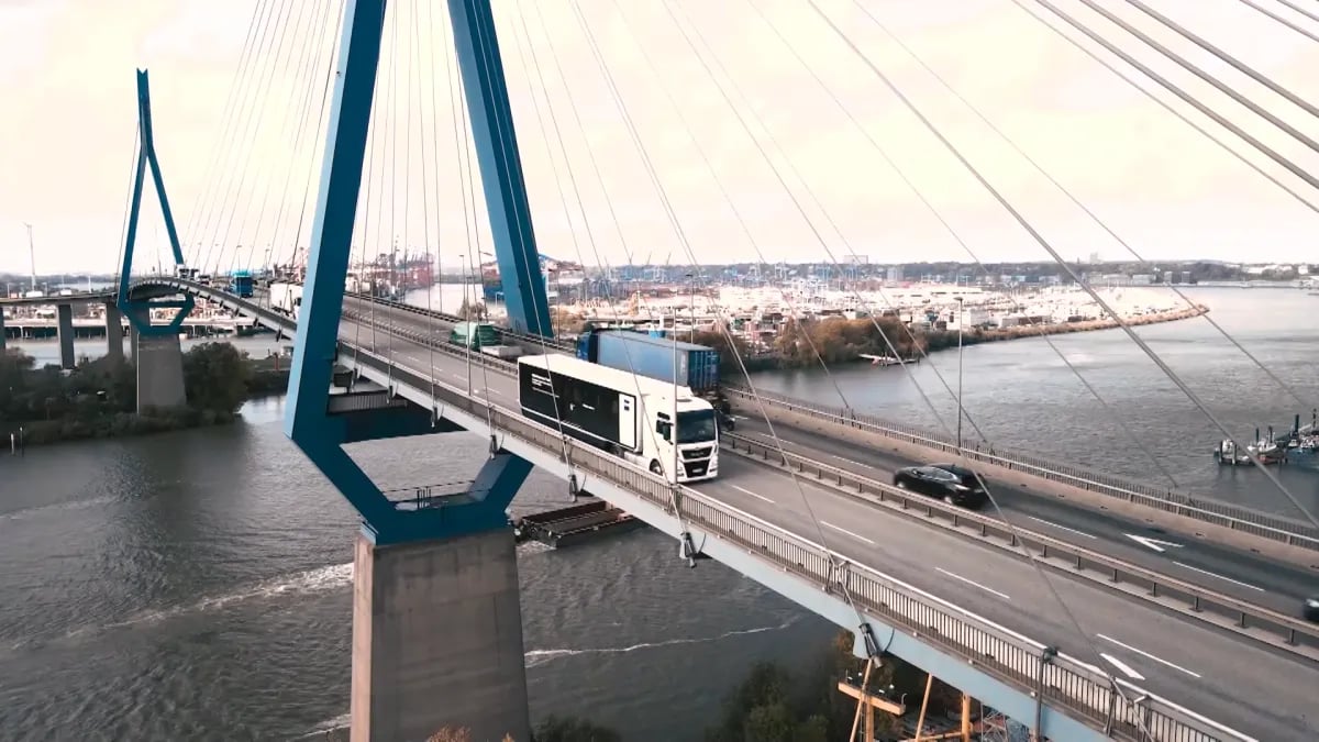 Showtruck auf der Köhlbrandbrücke in Hamburg