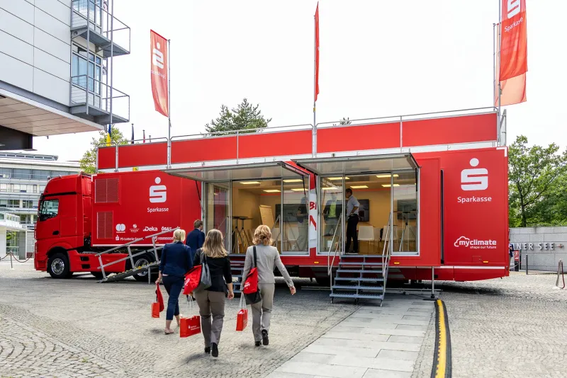 Sparkassen-Truck, Kunden vor Ort erreichen und Vertrauen schaffen