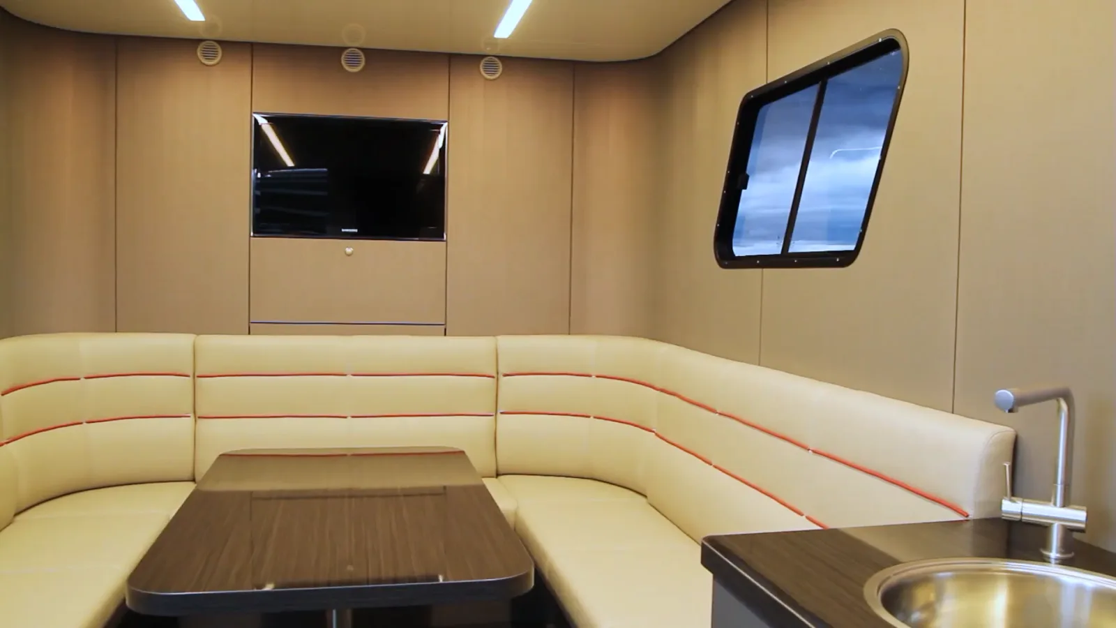 Lounge im Truck mit Sitzecke und Küche