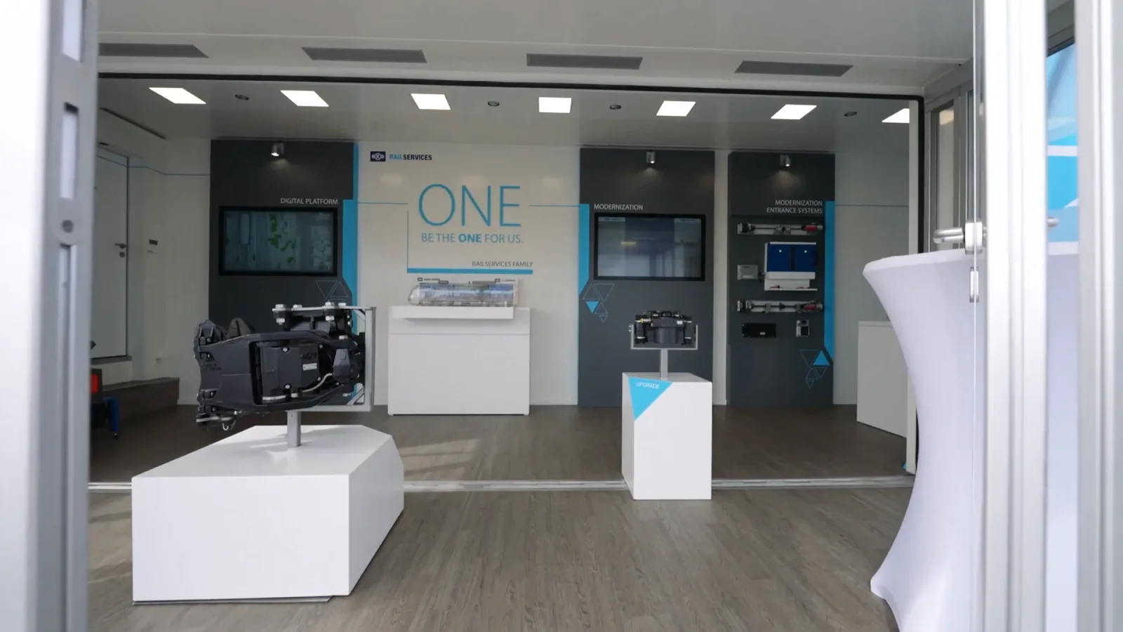 Heller Showroom mit Exponaten im Truck