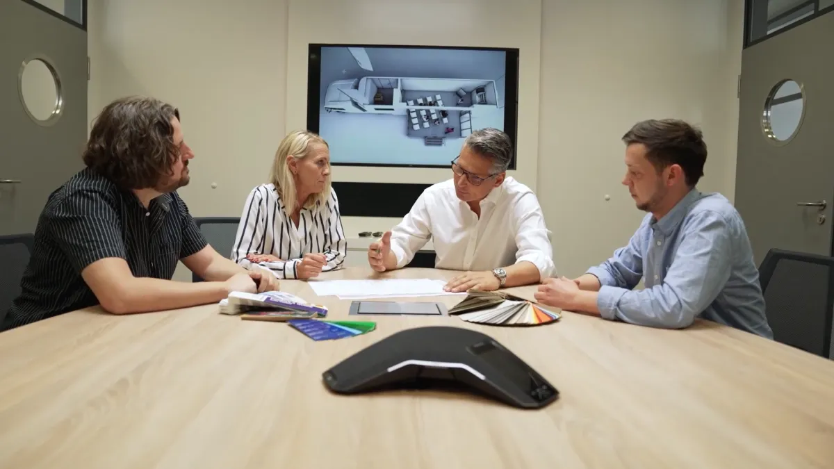 Besprechung im MOST-Büro mit Skizzen auf dem Tisch